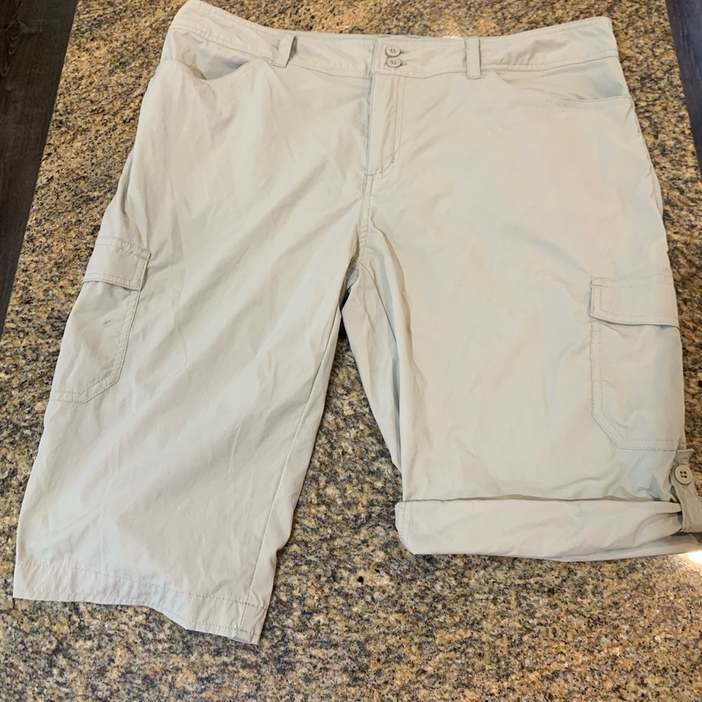 Patagonia Hiking capri pants Size 14 Light tan color roll up option
